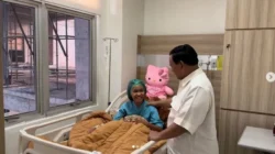 Prabowo Membawa Boneka Beruang sebagai Hadiah untuk Nabila, Bocah Pemberani yang Terluka saat Menyelamatkan Kucing