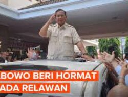 Momen Prabowo Beri Hormat ke Relawan dari ‘Sunroof’ Mobil di Rumah Pemenangan